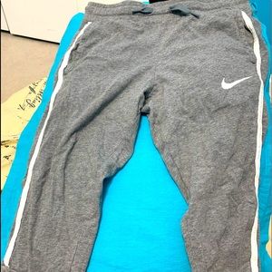 Nike Girls Cropped jogger pants. With pockets.